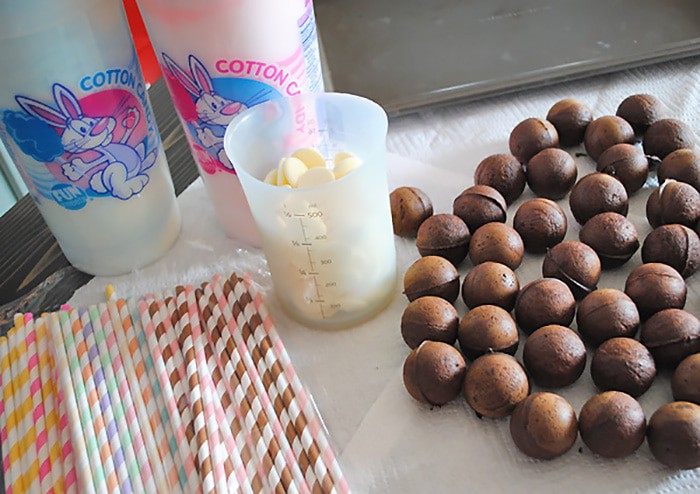 Inspired by Dr. Seuss’ The Lorax, make your own Truffula Tree Cake Pops, using cotton candy. Just in time for Earth Day or even a fun snack to add to your list of Dr. Seuss birthday party ideas. Scrumptious too!