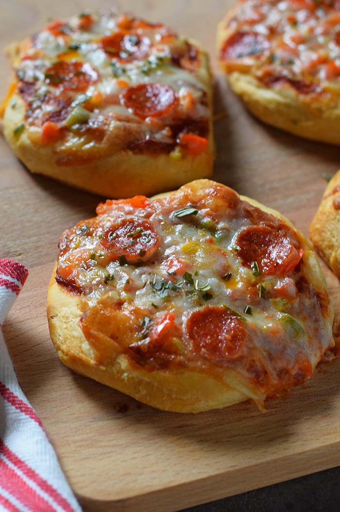 Grands Mini Supreme Pizzas are a quick and easy dinner recipe made with Grands Biscuits, topped with peppers, tomato, pepperoni, basil, and delicious pizza cheese that melts to perfection.