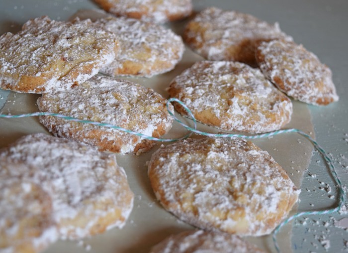 Butter Almond Snowball Christmas Cookies {MamaBuzz - mamabzz.com}