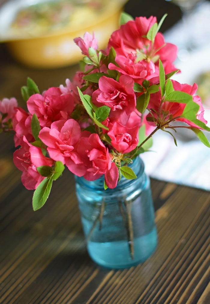 Bring your family back to the dinner table with a spring inspired, Tuscany inspired recipe for Creamy Tortellini Alfredo, a simple family dinner recipe that takes very little time to make, giving you more time with the ones you love. And don’t forget to add a few special touches to the table; after all, it’s the little things in life that are worth celebrating.