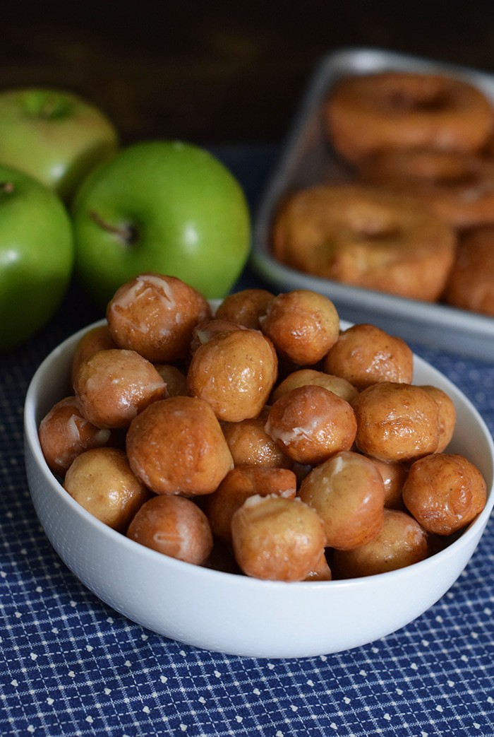 Caramel Apple Donut Holes are the perfect fall treat, coated with a Krispy Kreme copycat like icing that’s flaky and oh so scrumptious.