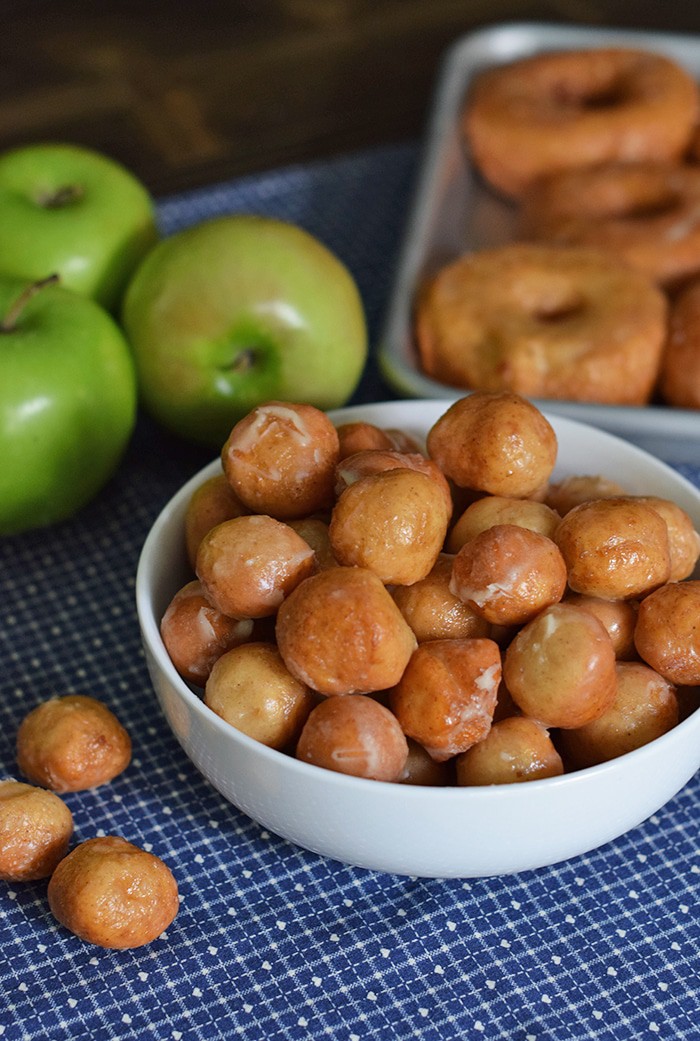 Caramel Apple Donut Holes are the perfect fall treat, coated with a Krispy Kreme copycat like icing that’s flaky and oh so scrumptious.
