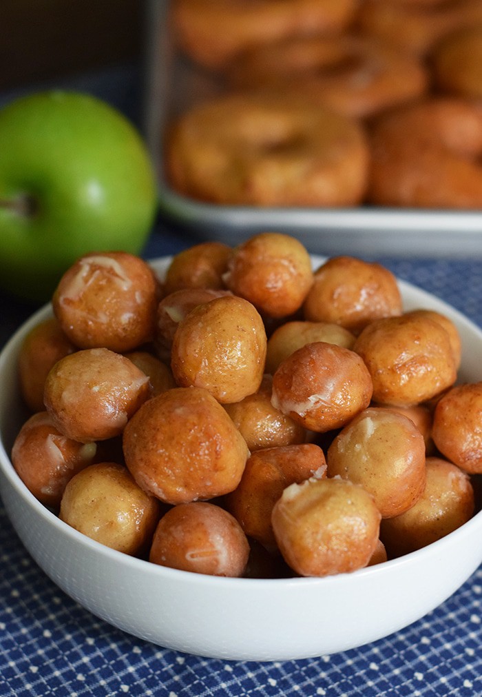 Caramel Apple Donut Holes are the perfect fall treat, coated with a Krispy Kreme copycat like icing that’s flaky and oh so scrumptious.
