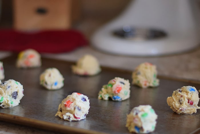 Snoopy’s Cookie Jar inspired these chocolaty holiday cookies, filled with loads of chocolate and loads of holiday love. Grab the printable recipe for these festive Christmas cookies! 
