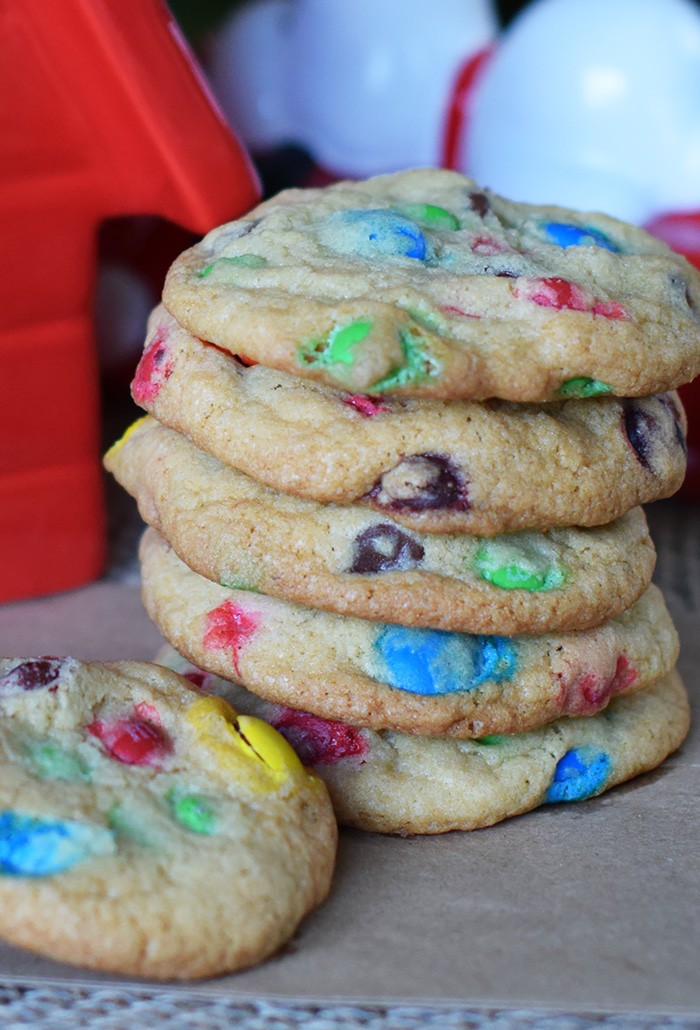 Snoopy’s Cookie Jar inspired these chocolaty holiday cookies, filled with loads of chocolate and loads of holiday love. Grab the printable recipe for these festive Christmas cookies! 