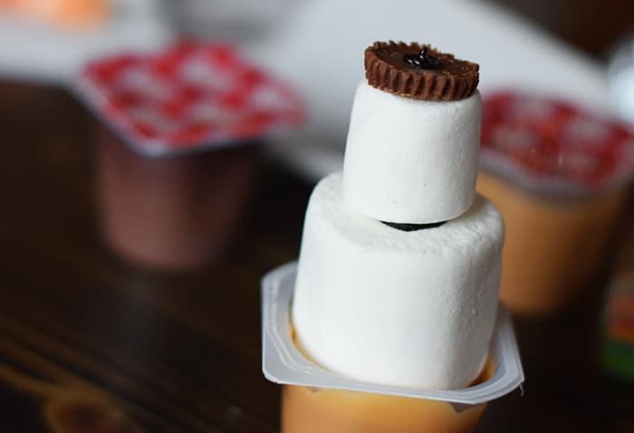 Kids bored on a cold winter day? Make an edible kids craft or kids snack with them. How to make a snowman in a pudding cup!