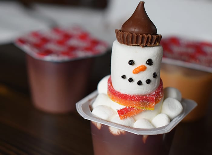 Kids bored on a cold winter day? Make an edible kids craft or kids snack with them. How to build a snowman in a pudding cup!