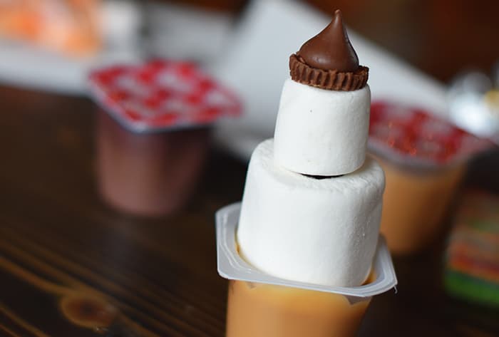 Kids bored on a cold winter day? Make an edible kids craft or kids snack with them. How to make a snowman in a pudding cup!