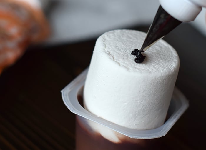 Kids bored on a cold winter day? Make an edible kids craft or kids snack with them. How to make a snowman in a pudding cup!