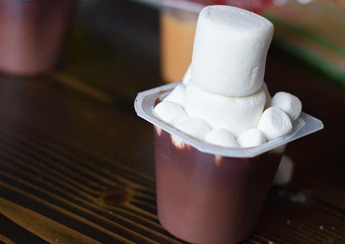 Kids bored on a cold winter day? Make an edible kids craft or kids snack with them. How to make a snowman in a pudding cup!