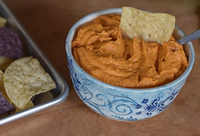 Hungry for loaded nachos and Tex-Mex but don’t feel like going out? Make the most flavorful loaded nachos with chicken and roasted red pepper hummus, along with other favorite ingredients like cheese, tomatoes, avocado, and more. Chicken and Hummus Loaded Nachos in a Sheet Pan Recipe!