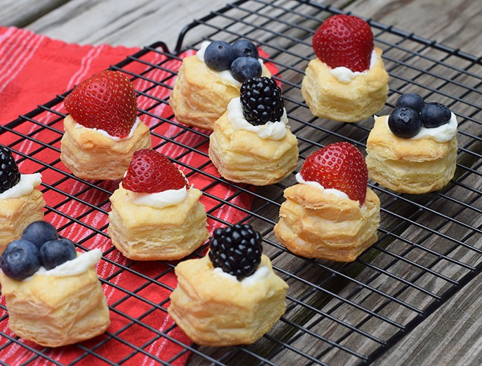 Fruit Pizza is one of my family’s favorite desserts. Fruit Pizza Bites, made with strawberries, blueberries, and blackberries, is a spin-off made with Puff Pastry Cups, and it’s so kid-friendly to make, perfect for summer. Grab the printable recipe!