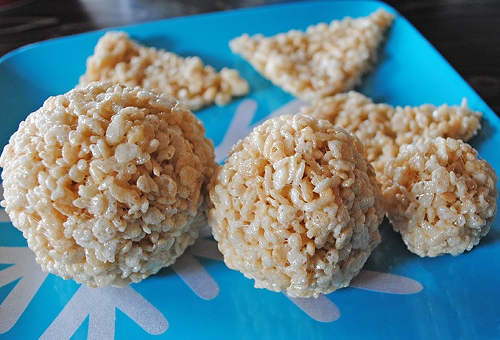 Create a new holiday tradition this Christmas. Rice Krispies treats make the cutest Rice Krispies snowman and Christmas tree, a holiday food craft kids will love decorating! How to make these festive treats.
