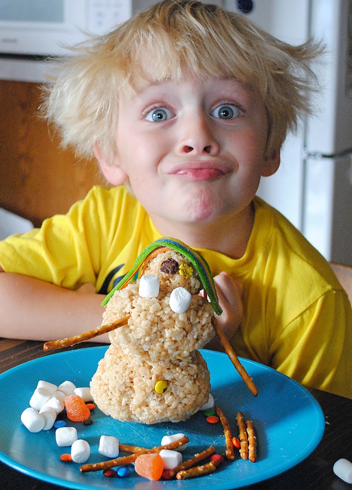 Create a new holiday tradition this Christmas. Rice Krispies treats make the cutest Rice Krispies snowman and Christmas tree, a holiday food craft kids will love decorating! How to make these festive treats.