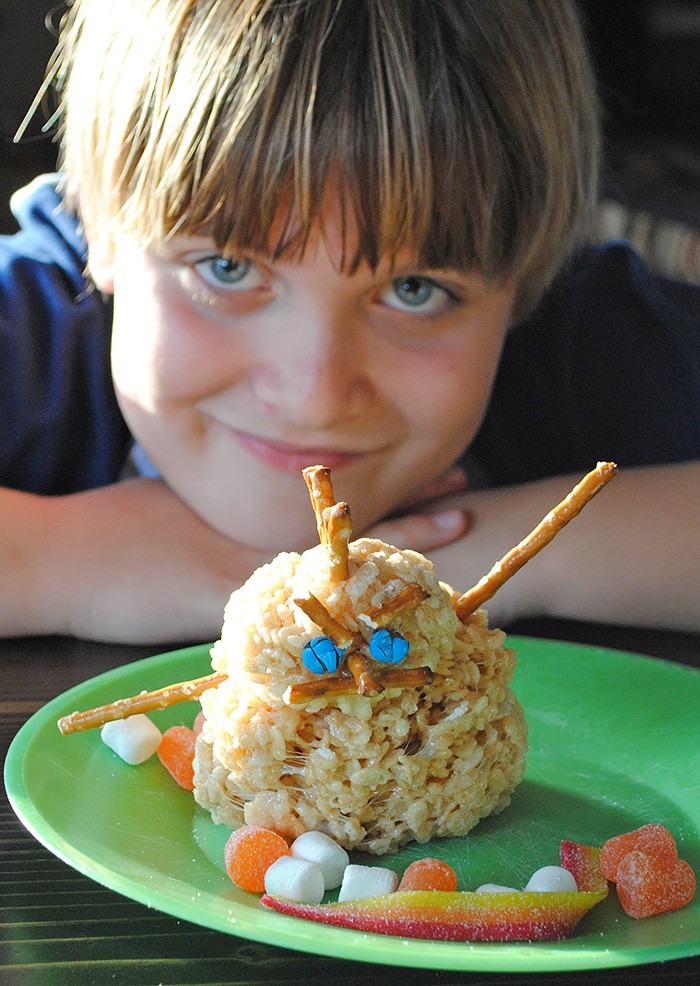 Create a new holiday tradition this Christmas. Rice Krispies treats make the cutest Rice Krispies snowman and Christmas tree, a holiday food craft kids will love decorating! How to make these festive treats.