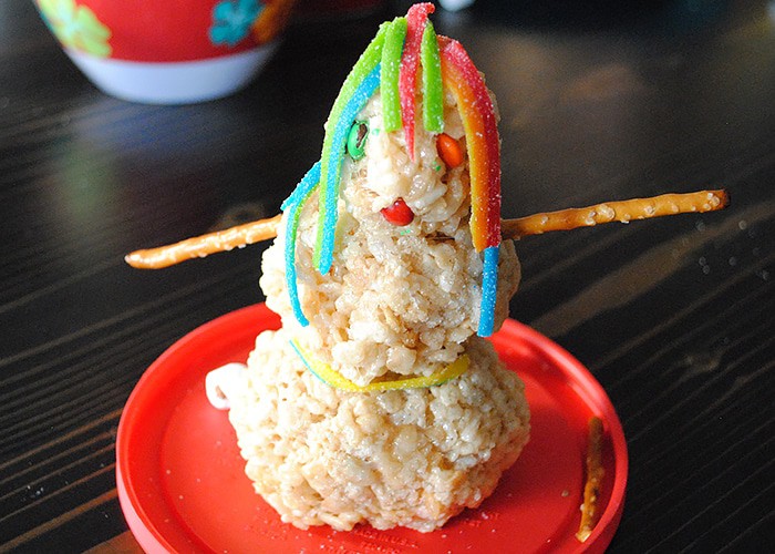 Create a new holiday tradition this Christmas. Rice Krispies treats make the cutest Rice Krispies snowman and Christmas tree, a holiday food craft kids will love decorating! How to make these festive treats.