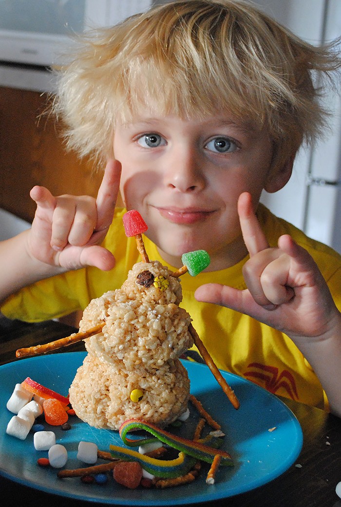 Create a new holiday tradition this Christmas. Rice Krispies treats make the cutest Rice Krispies snowman and Christmas tree, a holiday food craft kids will love decorating! How to make these festive treats.