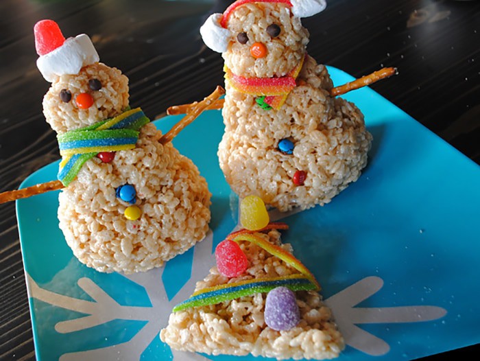 Create a new holiday tradition this Christmas. Rice Krispies treats make the cutest Rice Krispies snowman and Christmas tree, a holiday food craft kids will love decorating! How to make these festive treats.