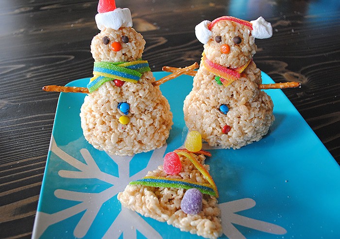 Create a new holiday tradition this Christmas. Rice Krispies treats make the cutest Rice Krispies snowman and Christmas tree, a holiday food craft kids will love decorating! How to make these festive treats.