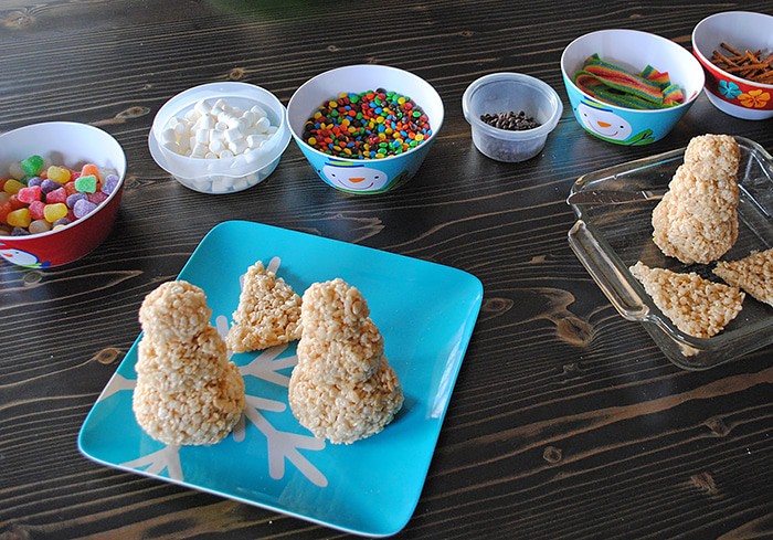 Create a new holiday tradition this Christmas. Rice Krispies treats make the cutest Rice Krispies snowman and Christmas tree, a holiday food craft kids will love decorating! How to make these festive treats.