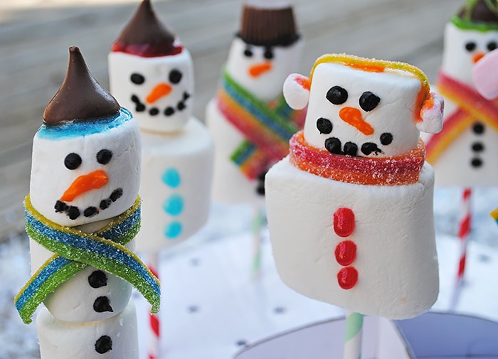 Use marshmallows of all sizes to make yummy Snowman Marshmallow Pops. They're a scrumptious Christmas craft or holiday party idea, and kids love decorating these festive treats. 