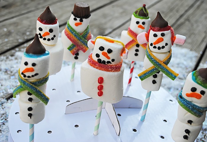 Use marshmallows of all sizes to make yummy Snowman Marshmallow Pops. They're a scrumptious Christmas craft or holiday party idea, and kids love decorating these festive treats. 