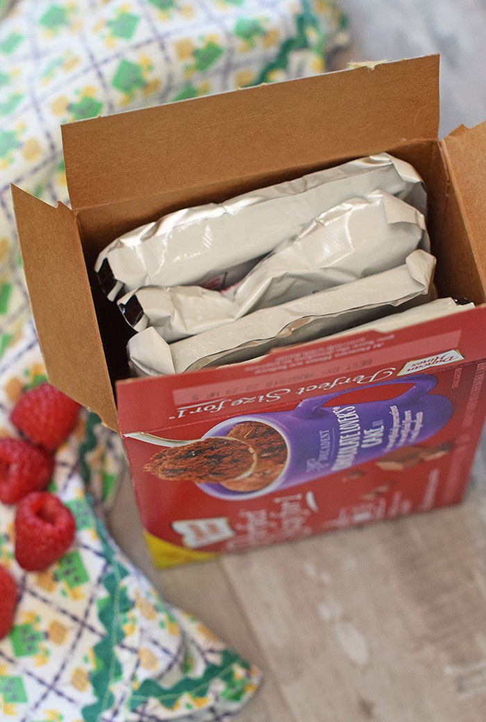 Craving a simple and easy dessert that will satisfy your sweet tooth but only take about a minute to make? How to make raspberry chocolate cake for 1 in about a minute. Print the recipe!