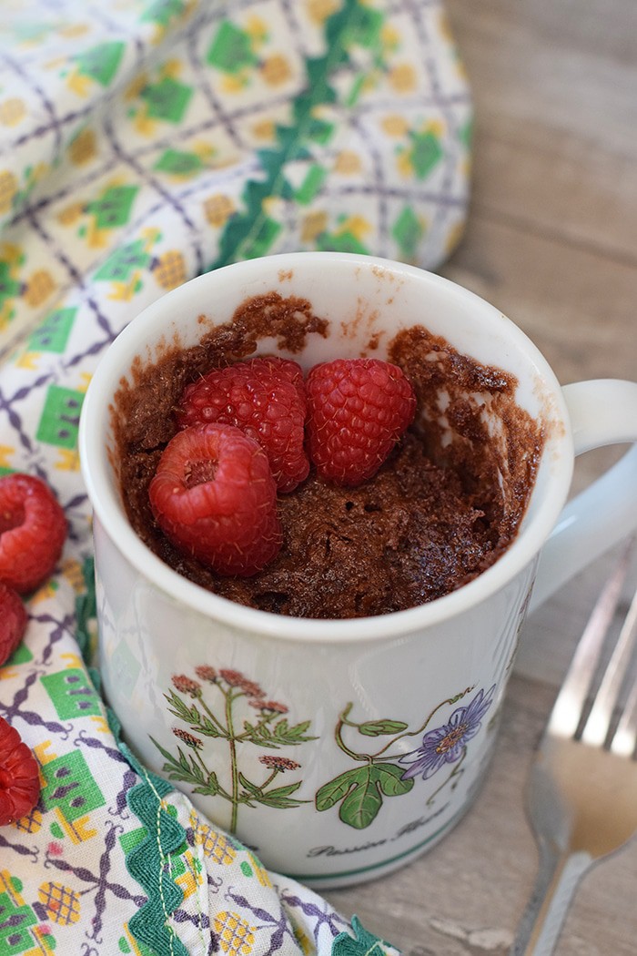 Craving a simple and easy dessert that will satisfy your sweet tooth but only take about a minute to make? How to make raspberry chocolate cake for 1 in about a minute. Print the recipe!