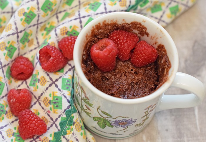 Craving a simple and easy dessert that will satisfy your sweet tooth but only take about a minute to make? How to make raspberry chocolate cake for 1 in about a minute. Print the recipe!