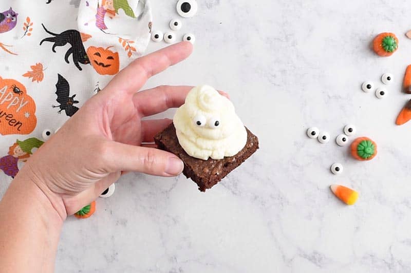 ghost halloween brownies, ready for halloween desserts
