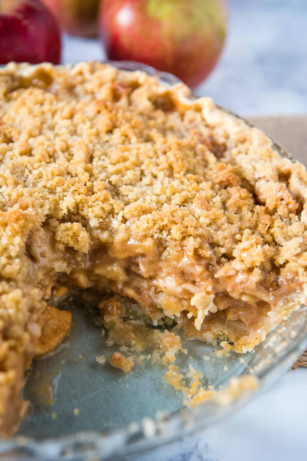 sliced apple crumb pie in glass Pyrex pie plate